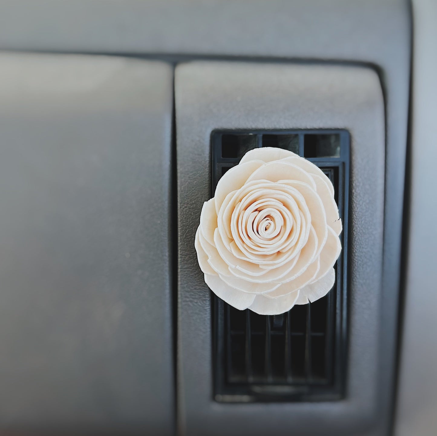 Cardamom & Cream Floral Vent Clip